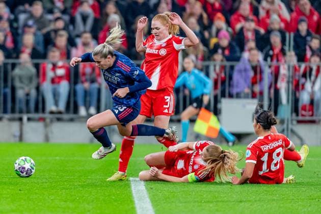 Stine Ballisager Pedersen (FC Bayern Muenchen Frauen, 03),Glodis Perla Viggosdottir (FC Bayern Muenchen Frauen, 04) und Momoko Tanikawa (FC Bayern Muenchen Frauen, 18) versuchen hier Alessia Russo (Arsenal Woman FC, 23) zu stoppen GER, FC Bayern Muenchen Frauen vs. Arsenal Woman FC, Fussball, Champions League Frauen, Ligaphase 3. Spieltag , Saison 2025 2026, 12.11.2025. GER, FC Bayern Muenchen Frauen vs. Arsenal Woman FC, Fussball, Champions League Frauen, Ligaphase 3. Spieltag , Saison 2025 2026, 12.11.2025. Muenchen Copyright: xEibner-Pressefoto FranzxFeinerx EP_HFR