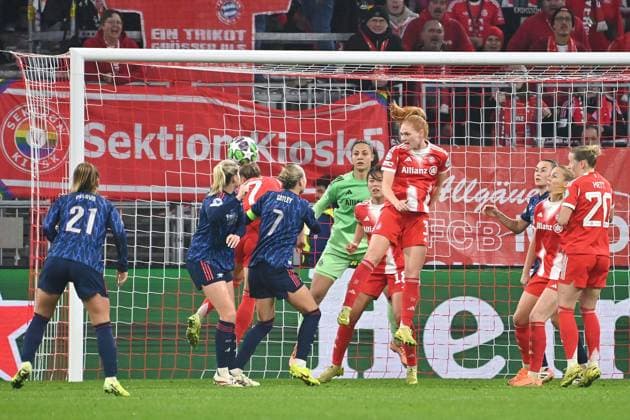 Strafraumszene,v.li:Victoria Pelova (Arsenal),Alessia Russo (Arsenal),Giulia GWINN (FCB),Steph Catley (Arsenal),Maria Luisa GROHS (Torfrau FCB), Momoko TANIKAWA (FCB), Stine BALLISAGER (FCB). Glodis Perla VIGGOSDOTTIR (FCB),Franziska KETT (FCB),Aktion, FC Bayern Muenchen - Arsenal WFC Fussball Champions League der Frauen Matchday 3 am 12.11.2025 A L L I A N Z A R E N A .