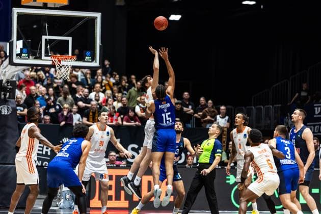 GER, BKT EuroCup, Saison 2025 2026, Niners Chemnitz - Buducnost VOLI Podgorica. 12.11.2025, Messe, Chemnitz, GER, BKT EuroCup, Saison 2025 2026, Niners Chemnitz - Buducnost VOLI Podgorica. Robert Eugene Beran Jr. (Niners Chemnitz, 31), Juwan Morgan (Buducnost VOLI Podgorica 15) Foto Alexander Trienitz Chemnitz Messe Sachsen Deutschland