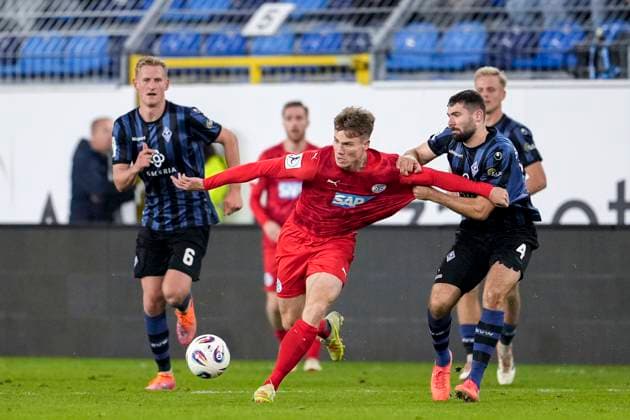 v.li.: Felix Kendel (FC Astoria, 11), Tim Sechelmann (SVWM, 4), Zweikampf, Spielszene, Duell, duel, tackle, tackling, Dynamik, Action, Aktion, 12.11.2025, Mannheim (Deutschland), Fussball, bfv-Rothaus-Pokal, Viertelfinale, SV Waldhof Mannheim - FC-Astoria Walldorf, DFB DFL REGULATIONS PROHIBIT ANY USE OF PHOTOGRAPHS AS IMAGE SEQUENCES AND OR QUASI-VIDEO.