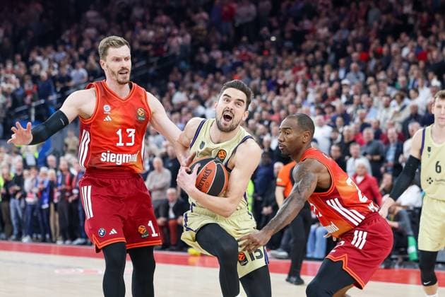 Tomas Satoransky FC Barcelona, Barca Basket, 13) mit Ball mit Andreas Obst (FC Bayern Basketball, 13) und äfcbb22, GER, FC Bayern Basketball vs. FC Barcelona, Basketball, Euroleague, 10. Spieltag, Saison 2025 2026, 12.11.2025, GER, FC Bayern Basketball vs. FC Barcelona, Basketball, Euroleague, 10. Spieltag, Saison 2025 2026, 12.11.2025 Muenchen Copyright: xEibner-Pressefoto JennixMaulx EP_JML