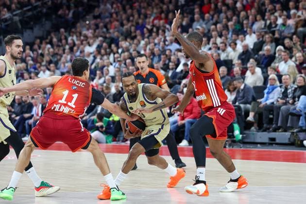 Kevin Punter FC Barcelona, Barca Basket, 00) mit Ball mit Isiaha Mike (FC Bayern Basketball, 22) und Vladimir Lucic (FC Bayern Basketball, 11), GER, FC Bayern Basketball vs. FC Barcelona, Basketball, Euroleague, 10. Spieltag, Saison 2025 2026, 12.11.2025, GER, FC Bayern Basketball vs. FC Barcelona, Basketball, Euroleague, 10. Spieltag, Saison 2025 2026, 12.11.2025 Muenchen Copyright: xEibner-Pressefoto JennixMaulx EP_JML