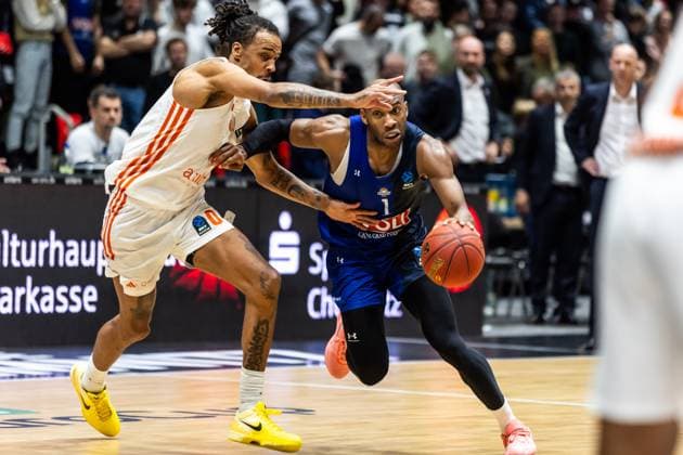 GER, BKT EuroCup, Saison 2025 2026, Niners Chemnitz - Buducnost VOLI Podgorica. 12.11.2025, Messe, Chemnitz, GER, BKT EuroCup, Saison 2025 2026, Niners Chemnitz - Buducnost VOLI Podgorica. Rasheed Sulaimon (Buducnost VOLI Podgorica 1), Kevin Yebo (Niners Chemnitz, 0) Foto Alexander Trienitz Chemnitz Messe Sachsen Deutschland