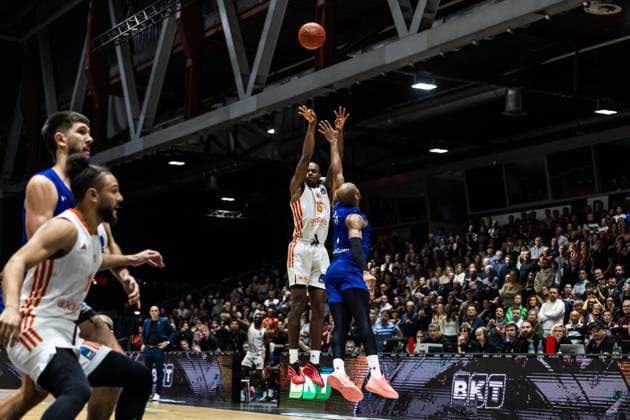 GER, BKT EuroCup, Saison 2025 2026, Niners Chemnitz - Buducnost VOLI Podgorica. 12.11.2025, Messe, Chemnitz, GER, BKT EuroCup, Saison 2025 2026, Niners Chemnitz - Buducnost VOLI Podgorica. Ty Brewer (Niners Chemnitz, 15) Foto Alexander Trienitz Chemnitz Messe Sachsen Deutschland