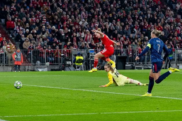 Alara Sehitler (FC Bayern Muenchen Frauen, 14) bei ihrem Tor zum 1:2 - Anschluss gegen Daphne Van Domselaar (Torfrau, Arsenal Woman FC, 14) GER, FC Bayern Muenchen Frauen vs. Arsenal Woman FC, Fussball, Champions League Frauen, Ligaphase 3. Spieltag , Saison 2025 2026, 12.11.2025. GER, FC Bayern Muenchen Frauen vs. Arsenal Woman FC, Fussball, Champions League Frauen, Ligaphase 3. Spieltag , Saison 2025 2026, 12.11.2025. Muenchen Copyright: xEibner-Pressefoto HeikexFeinerx EP_HFR