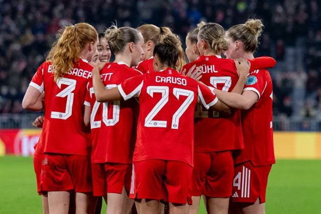 Die Muenchnerinnen bejubeln mit Glodis Perla Viggosdottir (FC Bayern Muenchen Frauen, 04) deren Tor zum 3:2 - Sieg der Bayern GER, FC Bayern Muenchen Frauen vs. Arsenal Woman FC, Fussball, Champions League Frauen, Ligaphase 3. Spieltag , Saison 2025 2026, 12.11.2025. GER, FC Bayern Muenchen Frauen vs. Arsenal Woman FC, Fussball, Champions League Frauen, Ligaphase 3. Spieltag , Saison 2025 2026, 12.11.2025. Muenchen Copyright: xEibner-Pressefoto HeikexFeinerx EP_HFR