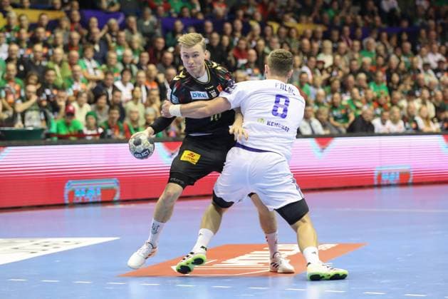 12.11.2025, xtgx, Handball, EHF Champions League, SC Magdeburg - HC Zagreb v.l. Gisli Thorgeir Kristjansson (Magdeburg, 10), Adin Faljic (Zagreb, 8) Zweikampf, Duell, Kampf, tackle Magdeubrg