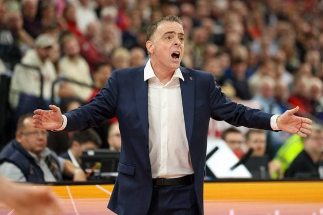 Oscar Orellana FC Barcelona, Barca Basket, Cheftrainer) gestikuliert, GER, FC Bayern Basketball vs. FC Barcelona, Basketball, Euroleague, 10. Spieltag, Saison 2025 2026, 12.11.2025, GER, FC Bayern Basketball vs. FC Barcelona, Basketball, Euroleague, 10. Spieltag, Saison 2025 2026, 12.11.2025 Muenchen Copyright: xEibner-Pressefoto JennixMaulx EP_JML