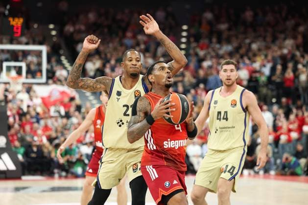 Xavier Rathan-Mayes (FC Bayern Basketball, 04) mit Will Clyburn FC Barcelona, Barca Basket, 21) und Joel Parra (FC Barcelona Basket, 44), GER, FC Bayern Basketball vs. FC Barcelona, Basketball, Euroleague, 10. Spieltag, Saison 2025 2026, 12.11.2025, GER, FC Bayern Basketball vs. FC Barcelona, Basketball, Euroleague, 10. Spieltag, Saison 2025 2026, 12.11.2025 Muenchen Copyright: xEibner-Pressefoto JennixMaulx EP_JML