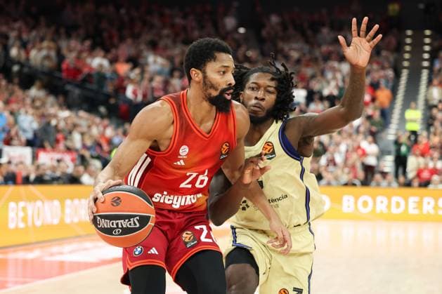 Spencer Dinwiddie (FC Bayern Basketball, 26) mit Myles Cale FC Barcelona, Barca Basket, 03), GER, FC Bayern Basketball vs. FC Barcelona, Basketball, Euroleague, 10. Spieltag, Saison 2025 2026, 12.11.2025, GER, FC Bayern Basketball vs. FC Barcelona, Basketball, Euroleague, 10. Spieltag, Saison 2025 2026, 12.11.2025 Muenchen Copyright: xEibner-Pressefoto JennixMaulx EP_JML
