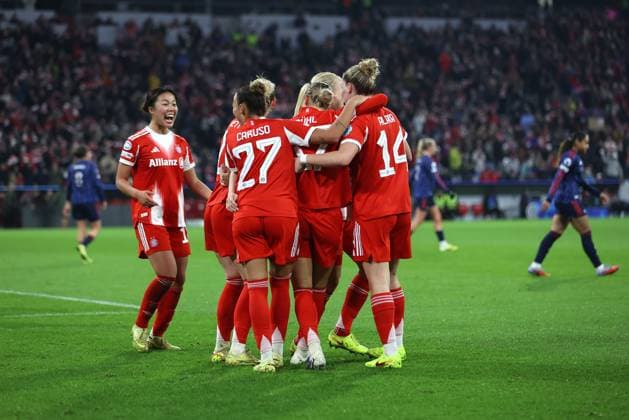 Fussball, Frauen, Frauen Champions League, 3.Spieltag, Saison 2025 2026, FC Bayern München - FC Arsenal, Allianz Arena 3:2 durch Glodis Perla Viggosdottir (FC Bayern München), Tor, Jubel, Jubeltraube, Freude