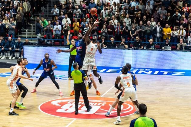 GER, BKT EuroCup, Saison 2025 2026, Niners Chemnitz - Buducnost VOLI Podgorica. 12.11.2025, Messe, Chemnitz, GER, BKT EuroCup, Saison 2025 2026, Niners Chemnitz - Buducnost VOLI Podgorica. Tipp off, Jerry Boutsiele (Buducnost VOLI Podgorica 16), Amadou Sow (Niners Chemnitz, 12) Foto Alexander Trienitz Chemnitz Messe Sachsen Deutschland