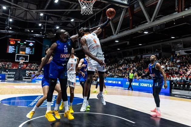 GER, BKT EuroCup, Saison 2025 2026, Niners Chemnitz - Buducnost VOLI Podgorica. 12.11.2025, Messe, Chemnitz, GER, BKT EuroCup, Saison 2025 2026, Niners Chemnitz - Buducnost VOLI Podgorica. John Edward Newman III (Niners Chemnitz, 9), Jerry Boutsiele (Buducnost VOLI Podgorica 16) Foto Alexander Trienitz Chemnitz Messe Sachsen Deutschland