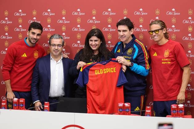 November 13, 2025, Las Rozas, Madrid, SPAIN: Ferran Torres, Mariana De Carli, Vice President of Beauty Iberia at P&G, Aitor Karanka, Director of Development for Spain and Marcos Llorente pose for photo a press conference, PK, Pressekonferenz on the partnership agreement between Old Spice and the Spanish National Football Team prior to the 2026 World Cup qualifying matches against Georgia and Turkey, at the Ciudad del Futbol, in Las Rozas, Madrid, Spain, on November 13, 2025. Las Rozas SPAIN - ZUMAa181 20251113_zaa_a181_024 Copyright: xIrinaxR.xHipolitox