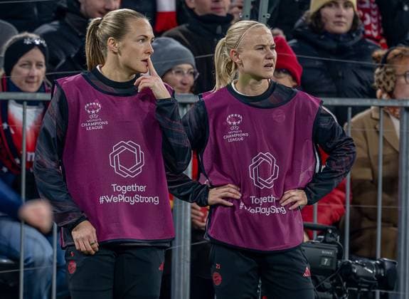 Magdalena Eriksson (FC Bayern Muenchen Frauen, 05) und Pernille Harder (FC Bayern Muenchen Frauen, 21) waermen sich fuer einen moeglichen Einsatz auf GER, FC Bayern Muenchen Frauen vs. Arsenal Woman FC, Fussball, Champions League Frauen, Ligaphase 3. Spieltag , Saison 2025 2026, 12.11.2025. GER, FC Bayern Muenchen Frauen vs. Arsenal Woman FC, Fussball, Champions League Frauen, Ligaphase 3. Spieltag , Saison 2025 2026, 12.11.2025. Muenchen Copyright: xEibner-Pressefoto HeikexFeinerx EP_HFR