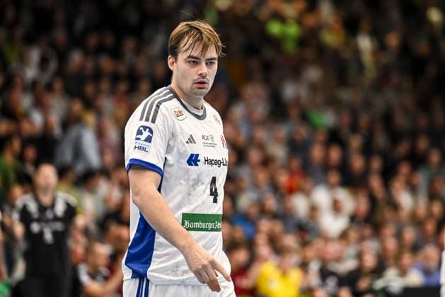 Goeppingen, Deutschland, 13.11.25: Andreas Magaard (HSV Hamburg) Schaut waehrend des Daikin Handball Bundesliga Spiels zwischen FRISCH AUF! Goeppingen vs HSV Hamburg in der EWS Arena am 13. November 2025 in Goeppingen, Deutschland. (Foto von Harry Langer DeFodi Images) Goeppingen, Germany, 13.11.25: Andreas Magaard (HSV Hamburg) Looks on during the Daikin Handball Bundesliga match between FRISCH AUF! Goeppingen vs HSV Hamburg at EWS Arena on November 13, 2025 in Goeppingen, Germany. (Photo by Harry Langer DeFodi Images) (Photo by Harry Langer DeFodi Images) Goeppingen, Germany, 13 11 25 Andreas Magaard HSV Hamburg Looks on during the Daikin Handball Bundesliga match between FRISCH AUF Goeppingen vs HSV Hamburg at EWS Arena on November 13, 2025 in Goeppingen, Germany Photo by Harry Langer DeFodi Images Goeppingen, Germany, 13 11 25 Andreas Magaard HSV Hamburg Looks on during the Daikin Handball Bundesliga match between FRISCH AUF Goeppingen vs HSV Hamburg at EWS Arena on November 13, 2025 in Goeppingen, Germany Photo by Harry Langer DeFodi Images Photo by Harry Langer DeFodi Images