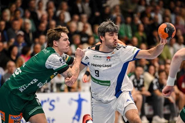 Goeppingen, Deutschland, 13.11.25: Victor Kloeve (FRISCH AUF! Goeppingen) und Jacob Lassen (HSV Hamburg) im Zweikampf waehrend des Daikin Handball Bundesliga Spiels zwischen FRISCH AUF! Goeppingen vs HSV Hamburg in der EWS Arena am 13. November 2025 in Goeppingen, Deutschland. (Foto von Harry Langer DeFodi Images) Goeppingen, Germany, 13.11.25: Victor Kloeve (FRISCH AUF! Goeppingen) und Jacob Lassen (HSV Hamburg) battle for the ball during the Daikin Handball Bundesliga match between FRISCH AUF! Goeppingen vs HSV Hamburg at EWS Arena on November 13, 2025 in Goeppingen, Germany. (Photo by Harry Langer DeFodi Images) (Photo by Harry Langer DeFodi Images) Goeppingen, Germany, 13 11 25 Victor Kloeve FRISCH AUF Goeppingen and Jacob Lassen HSV Hamburg battle for the ball during the Daikin Handball Bundesliga match between FRISCH AUF Goeppingen vs HSV Hamburg at EWS Arena on November 13, 2025 in Goeppingen, Germany Photo by Harry Langer DeFodi Images Goeppingen, Germany, 13 11 25 Victor Kloeve FRISCH AUF Goeppingen and Jacob Lassen HSV Hamburg battle for the ball during the Daikin Handball Bundesliga match between FRISCH AUF Goeppingen vs HSV Hamburg at EWS Arena on November 13, 2025 in Goeppingen, Germany Photo by Harry Langer DeFodi Images Photo by Harry Langer DeFodi Images