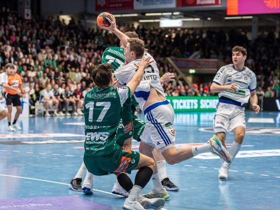 Moritz Sauter (Handball Verein Hamburg, 33) im Duell mit Tim Gossner (Frisch Auf Goeppingen, 17) und David Schmidt (Frisch Auf Goeppingen, 77), Frisch Auf Goeppingen vs. Handball Sport Verein Hamburg, Handball, 1. Bundesliga, Herren, Spielzeit 2025 2026, 13.11.2025, Frisch Auf Goeppingen vs. Handball Sport Verein Hamburg, Handball, 1. Bundesliga, Herren, Spielzeit 2025 2026, 13.11.2025 Goeppingen Copyright: xEibner-Pressefoto MichaelxSchmidx EP_MST
