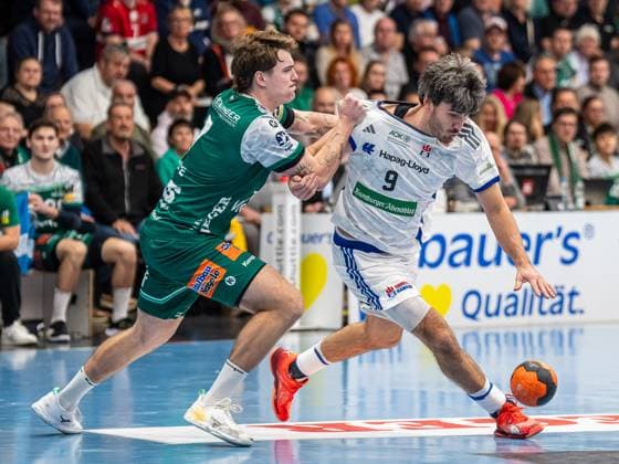 Jacob Lassen (Handball Verein Hamburg, 09) im Zweikampf mit Victor Kloeve (Frisch Auf Goeppingen, 07), Frisch Auf Goeppingen vs. Handball Sport Verein Hamburg, Handball, 1. Bundesliga, Herren, Spielzeit 2025 2026, 13.11.2025, Frisch Auf Goeppingen vs. Handball Sport Verein Hamburg, Handball, 1. Bundesliga, Herren, Spielzeit 2025 2026, 13.11.2025 Goeppingen Copyright: xEibner-Pressefoto MichaelxSchmidx EP_MST