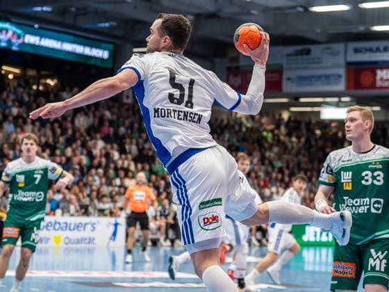 Casper U. Mortensen (Handball Verein Hamburg, 51) von aussen, Frisch Auf Goeppingen vs. Handball Sport Verein Hamburg, Handball, 1. Bundesliga, Herren, Spielzeit 2025 2026, 13.11.2025, Frisch Auf Goeppingen vs. Handball Sport Verein Hamburg, Handball, 1. Bundesliga, Herren, Spielzeit 2025 2026, 13.11.2025 Goeppingen Copyright: xEibner-Pressefoto MichaelxSchmidx EP_MST