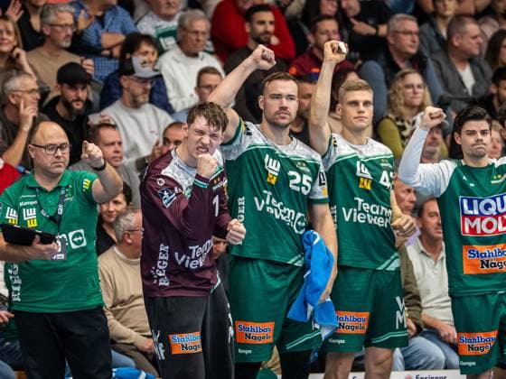 Julian Buchele (Frisch Auf Goeppingen, 01) und die Bank jubeln nach einer Parade, Frisch Auf Goeppingen vs. Handball Verein Hamburg, Handball, 1. Bundesliga, Herren, Spielzeit 2025 2026, 13.11.2025, Frisch Auf Goeppingen vs. Handball Sport Verein Hamburg, Handball, 1. Bundesliga, Herren, Spielzeit 2025 2026, 13.11.2025 Goeppingen Copyright: xEibner-Pressefoto MichaelxSchmidx EP_MST