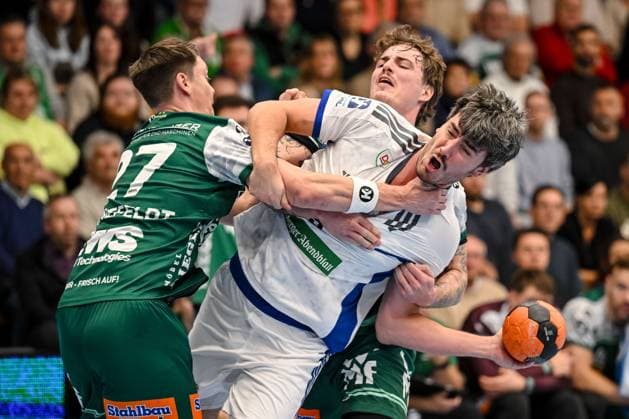 Goeppingen, Deutschland, 13.11.25: Oskar Sunnefeldt (FRISCH AUF! Goeppingen), Jacob Lassen (HSV Hamburg) und Victor Kloeve (FRISCH AUF! Goeppingen) im Zweikampf waehrend des Daikin Handball Bundesliga Spiels zwischen FRISCH AUF! Goeppingen vs HSV Hamburg in der EWS Arena am 13. November 2025 in Goeppingen, Deutschland. (Foto von Harry Langer DeFodi Images) Goeppingen, Germany, 13.11.25: Oskar Sunnefeldt (FRISCH AUF! Goeppingen), Jacob Lassen (HSV Hamburg) und Victor Kloeve (FRISCH AUF! Goeppingen) battle for the ball during the Daikin Handball Bundesliga match between FRISCH AUF! Goeppingen vs HSV Hamburg at EWS Arena on November 13, 2025 in Goeppingen, Germany. (Photo by Harry Langer DeFodi Images) (Photo by Harry Langer DeFodi Images) Goeppingen, Germany, 13 11 25 Oskar Sunnefeldt FRISCH AUF Goeppingen , Jacob Lassen HSV Hamburg and Victor Kloeve FRISCH AUF Goeppingen in a duel during the Daikin Handball Bundesliga match between FRISCH AUF Goeppingen vs HSV Hamburg at EWS Arena on November 13, 2025 in Goeppingen, Germany Photo by Harry Langer DeFodi Images Goeppingen, Germany, 13 11 25 Oskar Sunnefeldt FRISCH AUF Goeppingen , Jacob Lassen HSV Hamburg and Victor Kloeve FRISCH AUF Goeppingen battle for the ball during the Daikin Handball Bundesliga match between FRISCH AUF Goeppingen vs HSV Hamburg at EWS Arena on November 13, 2025 in Goeppingen, Germany Photo by Harry Langer DeFodi Images Photo by Harry Langer DeFodi Images