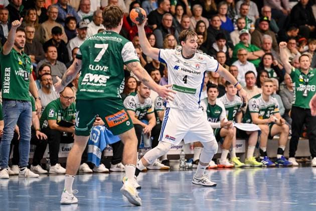 Goeppingen, Deutschland, 13.11.25: Victor Kloeve (FRISCH AUF! Goeppingen) und Andreas Magaard (HSV Hamburg) im Zweikampf waehrend des Daikin Handball Bundesliga Spiels zwischen FRISCH AUF! Goeppingen vs HSV Hamburg in der EWS Arena am 13. November 2025 in Goeppingen, Deutschland. (Foto von Harry Langer DeFodi Images) Goeppingen, Germany, 13.11.25: Victor Kloeve (FRISCH AUF! Goeppingen) und Andreas Magaard (HSV Hamburg) battle for the ball during the Daikin Handball Bundesliga match between FRISCH AUF! Goeppingen vs HSV Hamburg at EWS Arena on November 13, 2025 in Goeppingen, Germany. (Photo by Harry Langer DeFodi Images) (Photo by Harry Langer DeFodi Images) Goeppingen, Germany, 13 11 25 Victor Kloeve FRISCH AUF Goeppingen and Andreas Magaard HSV Hamburg in a duel during the Daikin Handball Bundesliga match between FRISCH AUF Goeppingen vs HSV Hamburg at EWS Arena on November 13, 2025 in Goeppingen, Germany Photo by Harry Langer DeFodi Images Goeppingen, Germany, 13 11 25 Victor Kloeve FRISCH AUF Goeppingen and Andreas Magaard HSV Hamburg battle for the ball during the Daikin Handball Bundesliga match between FRISCH AUF Goeppingen vs HSV Hamburg at EWS Arena on November 13, 2025 in Goeppingen, Germany Photo by Harry Langer DeFodi Images Photo by Harry Langer DeFodi Images