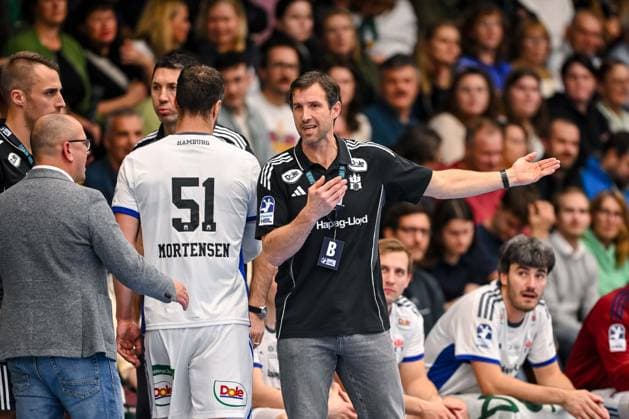 Goeppingen, Deutschland, 13.11.25: Trainer Torsten Jansen (HSV Hamburg) gestikuliert, gestik waehrend des Daikin Handball Bundesliga Spiels zwischen FRISCH AUF! Goeppingen vs HSV Hamburg in der EWS Arena am 13. November 2025 in Goeppingen, Deutschland. (Foto von Harry Langer DeFodi Images) Goeppingen, Germany, 13.11.25: Trainer Torsten Jansen (HSV Hamburg) gestures during the Daikin Handball Bundesliga match between FRISCH AUF! Goeppingen vs HSV Hamburg at EWS Arena on November 13, 2025 in Goeppingen, Germany. (Photo by Harry Langer DeFodi Images) (Photo by Harry Langer DeFodi Images) Goeppingen, Germany, 13 11 25 Coach Torsten Jansen HSV Hamburg gestures during the Daikin Handball Bundesliga match between FRISCH AUF Goeppingen vs HSV Hamburg at EWS Arena on November 13, 2025 in Goeppingen, Germany Photo by Harry Langer DeFodi Images Goeppingen, Germany, 13 11 25 Trainer Torsten Jansen HSV Hamburg gestures during the Daikin Handball Bundesliga match between FRISCH AUF Goeppingen vs HSV Hamburg at EWS Arena on November 13, 2025 in Goeppingen, Germany Photo by Harry Langer DeFodi Images Photo by Harry Langer DeFodi Images