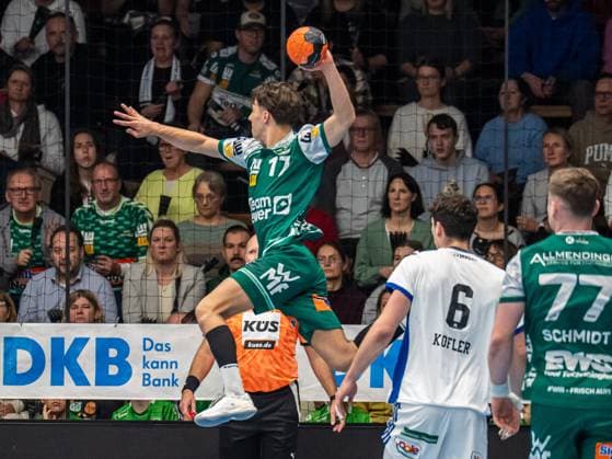 Tim Gossner (Frisch Auf Goeppingen, 17) von aussen, Frisch Auf Goeppingen vs. Handball Verein Hamburg, Handball, 1. Bundesliga, Herren, Spielzeit 2025 2026, 13.11.2025, Frisch Auf Goeppingen vs. Handball Sport Verein Hamburg, Handball, 1. Bundesliga, Herren, Spielzeit 2025 2026, 13.11.2025 Goeppingen Copyright: xEibner-Pressefoto MichaelxSchmidx EP_MST