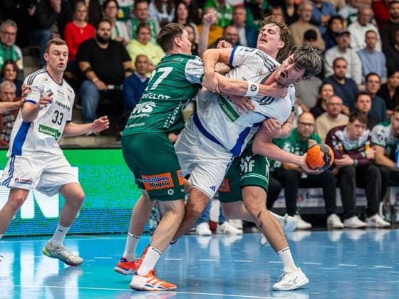 Jacob Lassen (Handball Verein Hamburg, 09) im Duell mit Oskar Sunnefeldt (Frisch Auf Goeppingen, 27) und Victor Kloeve (Frisch Auf Goeppingen, 07), Frisch Auf Goeppingen vs. Handball Sport Verein Hamburg, Handball, 1. Bundesliga, Herren, Spielzeit 2025 2026, 13.11.2025, Frisch Auf Goeppingen vs. Handball Sport Verein Hamburg, Handball, 1. Bundesliga, Herren, Spielzeit 2025 2026, 13.11.2025 Goeppingen Copyright: xEibner-Pressefoto MichaelxSchmidx EP_MST