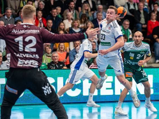 Moritz Sauter (Handball Verein Hamburg, 33) kommt frei zum Wurf, Frisch Auf Goeppingen vs. Handball Sport Verein Hamburg, Handball, 1. Bundesliga, Herren, Spielzeit 2025 2026, 13.11.2025, Frisch Auf Goeppingen vs. Handball Sport Verein Hamburg, Handball, 1. Bundesliga, Herren, Spielzeit 2025 2026, 13.11.2025 Goeppingen Copyright: xEibner-Pressefoto MichaelxSchmidx EP_MST