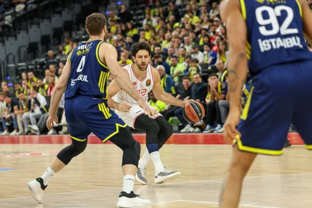 Vasilije Micic (Hapoel IBI Tel Aviv, 22) mit Nicolo Melli (Fenerbahce Beko Istanbul, 04), GER, Fenerbahce Beko Istanbul vs. Hapoel IBI Tel Aviv, Basketball, Euroleague, 11. Spieltag, Saison 2025 2026, 13.11.2025, GER, Fenerbahce Beko Istanbul vs. Hapoel IBI Tel Aviv, Basketball, Euroleague, 11. Spieltag, Saison 2025 2026, 13.11.2025 Muenchen Copyright: xEibner-Pressefoto JennixMaulx EP_JML