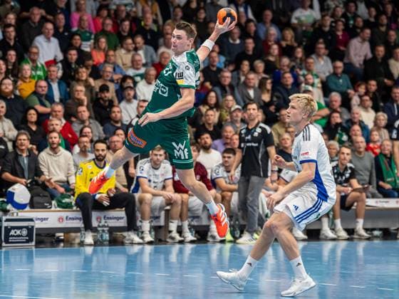 Oskar Sunnefeldt (Frisch Auf Goeppingen, 27) ist beim Tempogegenstoss schneller als Frederik Bo Andersen (Handball Verein Hamburg, 21), Frisch Auf Goeppingen vs. Handball Sport Verein Hamburg, Handball, 1. Bundesliga, Herren, Spielzeit 2025 2026, 13.11.2025, Frisch Auf Goeppingen vs. Handball Sport Verein Hamburg, Handball, 1. Bundesliga, Herren, Spielzeit 2025 2026, 13.11.2025 Goeppingen Copyright: xEibner-Pressefoto MichaelxSchmidx EP_MST