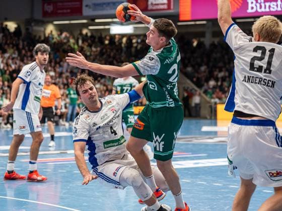 Oskar Sunnefeldt (Frisch Auf Goeppingen, 27) setzt sich gegen Andreas Magaard (Handball Verein Hamburg, 04) durch, Frisch Auf Goeppingen vs. Handball Sport Verein Hamburg, Handball, 1. Bundesliga, Herren, Spielzeit 2025 2026, 13.11.2025, Frisch Auf Goeppingen vs. Handball Sport Verein Hamburg, Handball, 1. Bundesliga, Herren, Spielzeit 2025 2026, 13.11.2025 Goeppingen Copyright: xEibner-Pressefoto MichaelxSchmidx EP_MST