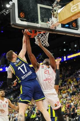 Chris Jones (Hapoel IBI Tel Aviv, 01) am Korb im Zweikampf mit Onuralp Bitim (Fenerbahce Beko Istanbul, 17), GER, Fenerbahce Beko Istanbul vs. Hapoel IBI Tel Aviv, Basketball, Euroleague, 11. Spieltag, Saison 2025 2026, 13.11.2025, GER, Fenerbahce Beko Istanbul vs. Hapoel IBI Tel Aviv, Basketball, Euroleague, 11. Spieltag, Saison 2025 2026, 13.11.2025 Muenchen Copyright: xEibner-Pressefoto JennixMaulx EP_JML