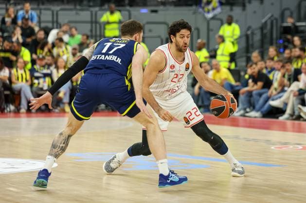 Vasilije Micic (Hapoel IBI Tel Aviv, 22) mit Onuralp Bitim (Fenerbahce Beko Istanbul, 17), GER, Fenerbahce Beko Istanbul vs. Hapoel IBI Tel Aviv, Basketball, Euroleague, 11. Spieltag, Saison 2025 2026, 13.11.2025, GER, Fenerbahce Beko Istanbul vs. Hapoel IBI Tel Aviv, Basketball, Euroleague, 11. Spieltag, Saison 2025 2026, 13.11.2025 Muenchen Copyright: xEibner-Pressefoto JennixMaulx EP_JML