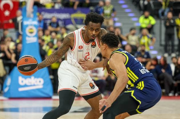 Antonio Blakeney (Hapoel IBI Tel Aviv, 02) mit Wade Baldwin (Fenerbahce Beko Istanbul, 02), GER, Fenerbahce Beko Istanbul vs. Hapoel IBI Tel Aviv, Basketball, Euroleague, 11. Spieltag, Saison 2025 2026, 13.11.2025, GER, Fenerbahce Beko Istanbul vs. Hapoel IBI Tel Aviv, Basketball, Euroleague, 11. Spieltag, Saison 2025 2026, 13.11.2025 Muenchen Copyright: xEibner-Pressefoto JennixMaulx EP_JML