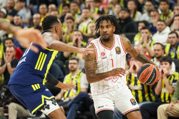 Chris Jones (Hapoel IBI Tel Aviv, 01) mit Devon Hall (Fenerbahce Beko Istanbul, 20), GER, Fenerbahce Beko Istanbul vs. Hapoel IBI Tel Aviv, Basketball, Euroleague, 11. Spieltag, Saison 2025 2026, 13.11.2025, GER, Fenerbahce Beko Istanbul vs. Hapoel IBI Tel Aviv, Basketball, Euroleague, 11. Spieltag, Saison 2025 2026, 13.11.2025 Muenchen Copyright: xEibner-Pressefoto JennixMaulx EP_JML