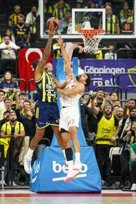 Armando Bacot (Fenerbahce Beko Istanbul, 00) am Korb mit Collin Malcolm (Hapoel IBI Tel Aviv, 17), GER, Fenerbahce Beko Istanbul vs. Hapoel IBI Tel Aviv, Basketball, Euroleague, 11. Spieltag, Saison 2025 2026, 13.11.2025, GER, Fenerbahce Beko Istanbul vs. Hapoel IBI Tel Aviv, Basketball, Euroleague, 11. Spieltag, Saison 2025 2026, 13.11.2025 Muenchen Copyright: xEibner-Pressefoto JennixMaulx EP_JML