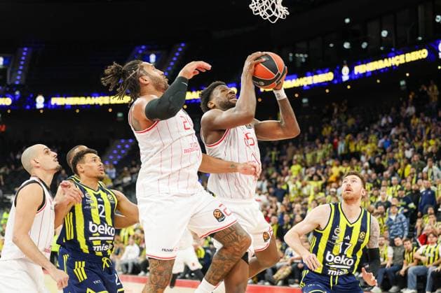 Dan Oturu (Hapoel IBI Tel Aviv, 25) mit Ish Wainright (Hapoel IBI Tel Aviv, 24) und Onuralp Bitim (Fenerbahce Beko Istanbul, 17), GER, Fenerbahce Beko Istanbul vs. Hapoel IBI Tel Aviv, Basketball, Euroleague, 11. Spieltag, Saison 2025 2026, 13.11.2025, GER, Fenerbahce Beko Istanbul vs. Hapoel IBI Tel Aviv, Basketball, Euroleague, 11. Spieltag, Saison 2025 2026, 13.11.2025 Muenchen Copyright: xEibner-Pressefoto JennixMaulx EP_JML
