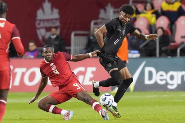 November 13, 2025, Toronto, On, CAN: Canada s Kamal Miller, left, battles for the ball with Ecuador s Kevin Rodriguez Cortez during International Friendly, Länderspiel, Nationalmannschaft soccer action , in Toronto, on Thursday, November 13, 2025. Kamal Miller; Kevin Rodriguez Cortez - ZUMAc35_ 20251113_zaf_c35_148 Copyright: xChrisxYoungx