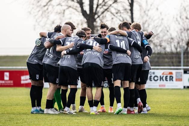 Fussball, Saison 2025 2026, Testspiel (3. Liga, Bundesliga), Sportanlage Im Lohma Koblach, 14. Spieltag, SCR Altach - SSV Ulm 1846 Fußball, 14.11.2025 14.11.2025, Fussball, Saison 2025 2026, Testspiel (3. Liga, Bundesliga), Sportanlage Im Lohma Koblach, 14. Spieltag, SCR Altach - SSV Ulm 1846 Fußball, Teamkreis Team Mannschaftskreis Mannschaft SSV Ulm 1846 Fußball Foto: Lucca Fundel Koblach Sportanlage Im Lohma Voralberg Österreich