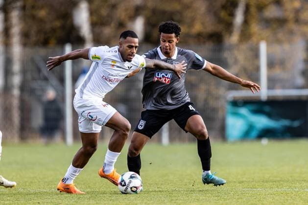 Fussball, Saison 2025 2026, Testspiel (3. Liga, Bundesliga), Sportanlage Im Lohma Koblach, 14. Spieltag, SCR Altach - SSV Ulm 1846 Fußball, 14.11.2025 14.11.2025, Fussball, Saison 2025 2026, Testspiel (3. Liga, Bundesliga), Sportanlage Im Lohma Koblach, 14. Spieltag, SCR Altach - SSV Ulm 1846 Fußball, v.l. 5 Lukas Gugganig (SCR Altach), 4 Julian Etse (SSV Ulm 1846 Fußball) Foto: Lucca Fundel Koblach Sportanlage Im Lohma Voralberg Österreich
