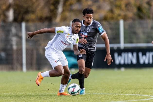 Fussball, Saison 2025 2026, Testspiel (3. Liga, Bundesliga), Sportanlage Im Lohma Koblach, 14. Spieltag, SCR Altach - SSV Ulm 1846 Fußball, 14.11.2025 14.11.2025, Fussball, Saison 2025 2026, Testspiel (3. Liga, Bundesliga), Sportanlage Im Lohma Koblach, 14. Spieltag, SCR Altach - SSV Ulm 1846 Fußball, v.l. 5 Lukas Gugganig (SCR Altach), 4 Julian Etse (SSV Ulm 1846 Fußball) Foto: Lucca Fundel Koblach Sportanlage Im Lohma Voralberg Österreich