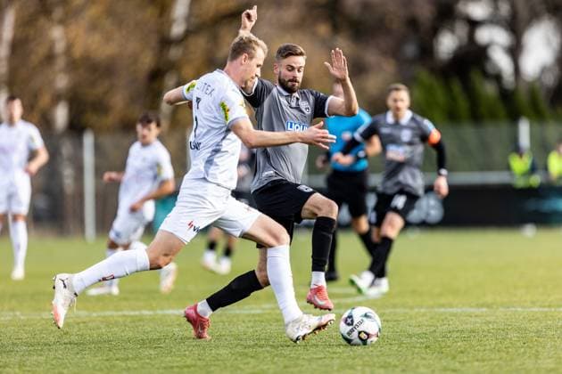 Fussball, Saison 2025 2026, Testspiel (3. Liga, Bundesliga), Sportanlage Im Lohma Koblach, 14. Spieltag, SCR Altach - SSV Ulm 1846 Fußball, 14.11.2025 14.11.2025, Fussball, Saison 2025 2026, Testspiel (3. Liga, Bundesliga), Sportanlage Im Lohma Koblach, 14. Spieltag, SCR Altach - SSV Ulm 1846 Fußball, v.l. 5 Lukas Gugganig (SCR Altach), 9 Lucas Röser (SSV Ulm 1846 Fußball) Foto: Lucca Fundel Koblach Sportanlage Im Lohma Voralberg Österreich
