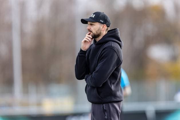Fussball, Saison 2025 2026, Testspiel (3. Liga, Bundesliga), Sportanlage Im Lohma Koblach, 14. Spieltag, SCR Altach - SSV Ulm 1846 Fußball, 14.11.2025 14.11.2025, Fussball, Saison 2025 2026, Testspiel (3. Liga, Bundesliga), Sportanlage Im Lohma Koblach, 14. Spieltag, SCR Altach - SSV Ulm 1846 Fußball, Freisteller Einzelbild Portrait Porträt Trainer Fabio Ingolitsch (SCR Altach) Foto: Lucca Fundel Koblach Sportanlage Im Lohma Voralberg Österreich