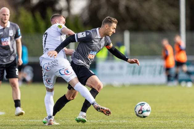 Fussball, Saison 2025 2026, Testspiel (3. Liga, Bundesliga), Sportanlage Im Lohma Koblach, 14. Spieltag, SCR Altach - SSV Ulm 1846 Fußball, 14.11.2025 14.11.2025, Fussball, Saison 2025 2026, Testspiel (3. Liga, Bundesliga), Sportanlage Im Lohma Koblach, 14. Spieltag, SCR Altach - SSV Ulm 1846 Fußball, v.l. 17 Lukas Jäger (SCR Altach), 14 Dennis Dressel (SSV Ulm 1846 Fußball) Foto: Lucca Fundel Koblach Sportanlage Im Lohma Voralberg Österreich