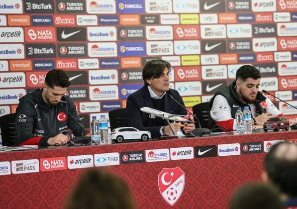 Ahead of Turkiye v Bulgaria – 2026 FIFA World Cup, WM, Weltmeisterschaft, Fussball qualifiers BURSA, TURKIYE - NOVEMBER 14: Turkiye head coach Vincenzo Montella (C) and national team, Nationalteam player Ismail Yuksek (L) speak during a press conference, PK, Pressekonferenz at Ataturk Sports Complex Matli Stadium ahead of Turkiye’s 2026 FIFA World Cup UEFA Qualifiers Group E match against Bulgaria in Bursa, Turkiye, on November 14, 2025. Fatih Capkin Anadolu Bursa Turkey. Editorial use only. Please get in touch for any other usage. Copyright: x2025xAnadoluxFatihxCapkinx