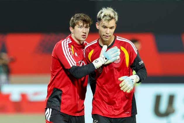 Torhueter Max Weiss (Germany) und Torhueter Mio Backhaus (Germany) unterhalten sich, UEFA Under21 Championship - Group F MD 6, Germany U21, U 21 v Malta U21, Sportpark Ronhof Thomas Sommer am 14. November 2025 in Fuerth, Deutschland. (Foto von Marco Steinbrenner DeFodi Images) Torhueter Max Weiss (Germany) und Torhueter Mio Backhaus (Germany) talk together, UEFA Under21 Championship - Group F MD 6, Germany U21 v Malta U21, Sportpark Ronhof Thomas Sommer, November 14, 2025 in Furth, Germany. (Photo by Marco Steinbrenner DeFodi Images) DFB DFL REGULATIONS PROHIBIT ANY USE OF PHOTOGRAPHS AS IMAGE SEQUENCES AND OR QUASI-VIDEO.