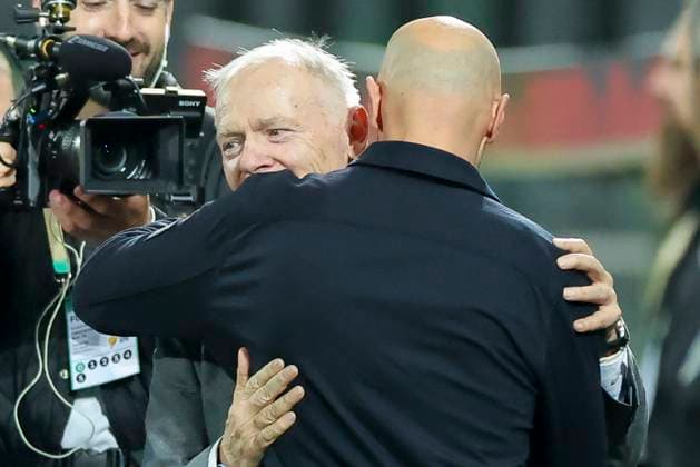 Der ehemalige Co-Trainer Hermann Gerland (Germany) und Bundestrainer Antonio Di Salvo (Germany) umarmen sich, UEFA Under21 Championship - Group F MD 6, Germany U21, U 21 v Malta U21, Sportpark Ronhof Thomas Sommer am 14. November 2025 in Fuerth, Deutschland. (Foto von Marco Steinbrenner DeFodi Images) Der ehemalige Co-Trainer Hermann Gerland (Germany) und Bundestrainer Antonio Di Salvo (Germany) hugh each other, UEFA Under21 Championship - Group F MD 6, Germany U21 v Malta U21, Sportpark Ronhof Thomas Sommer, November 14, 2025 in Furth, Germany. (Photo by Marco Steinbrenner DeFodi Images) DFB DFL REGULATIONS PROHIBIT ANY USE OF PHOTOGRAPHS AS IMAGE SEQUENCES AND OR QUASI-VIDEO.